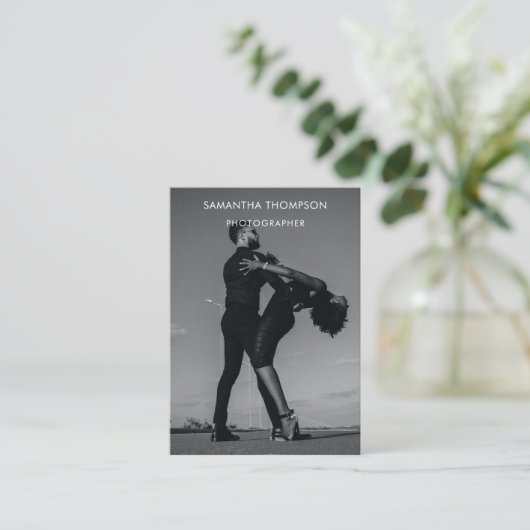 Black White Weddenschap Fotograaf QR Code Foto Visitekaartje (Staand voorkant)