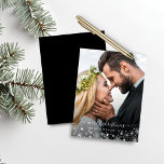 Black White Winter Snowflakes kerstfoto<br><div class="desc">Black and White Winter Snowflakes kerstfoto-Kaarten met je foto en een zoet lijst witte sneeuwvlokken. De achterkant is een zwarte chic,  maar kan worden veranderd. Neem contact met ons op via cedarandstring@gmail.com als u hulp nodig hebt bij het ontwerp of de bijbehorende producten.</div>