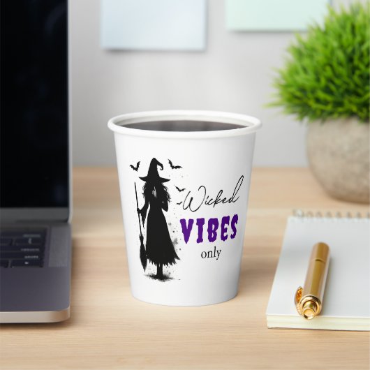 Black Witch Silhouette – "Wicked Vibes Only" -  Papieren Bekers (Insitu)