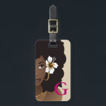 Black Woman Flower in Hair, Monogram, roze & beige Bagagelabel<br><div class="desc">Dit ontwerp van bagagelabel kenmerkt een natuurlijke schoonheid met krulbruin afro,  gelaagde kettingen,  en gouden hoepjes op een beige achtergrond met uw initiaal op de voorkant. De rug kenmerkt een natuurlijke schoonheid met een bruine krullende afro,  gelaagde kettingen,  en gouden hoepjes op een magenta achtergrond. Veilige reizen!</div>