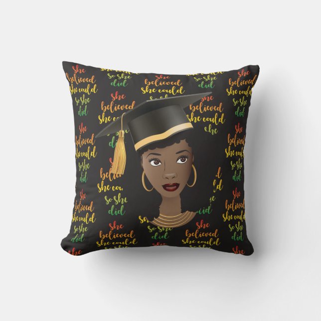 Black Woman Graduation Cap, ze dacht dat ze het ko Kussen (Voorkant)