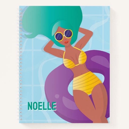 Black Woman in Lounge in Pool Notitieboek (Voorkant)