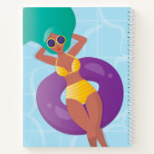Black Woman in Lounge in Pool Notitieboek (Achterkant)
