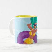 Black Woman in Lounge in Pool, Uw Initiaal Tweekleurige Koffiemok (Voorkant links)