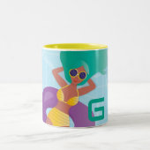 Black Woman in Lounge in Pool, Uw Initiaal Tweekleurige Koffiemok (Center)