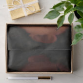 Black Woman Watching Tissuepapier (Geschenk)