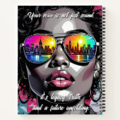 Black Women's Quote | City Skyline in Sunglasses Notitieboek (Achterkant)