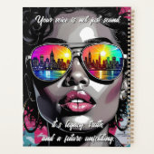 Black Women's Quote | City Skyline in Sunglasses Planner (Achterkant)