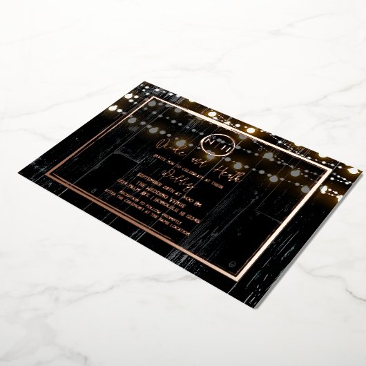 Black Wood & String Lights Elegant Rustic Wedding Folie Uitnodiging (Gedraaid)