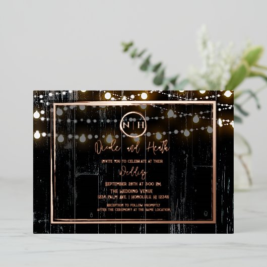 Black Wood & String Lights Elegant Rustic Wedding Folie Uitnodiging (Staand Voorkant)