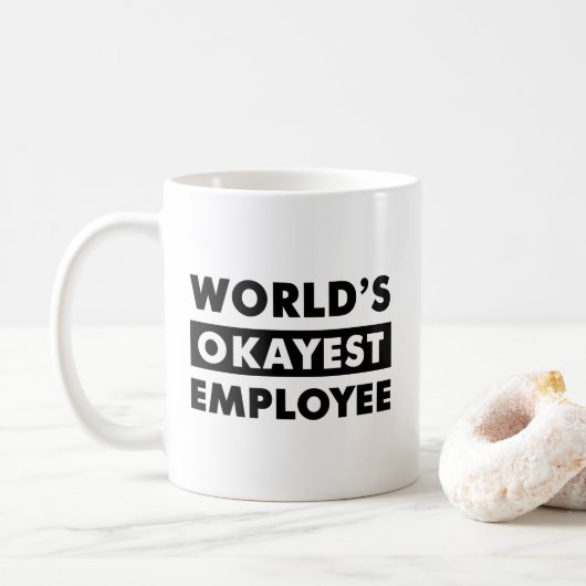 Black World's Okayest Medewerker Gepersonaliseerde Koffiemok (Met donut)