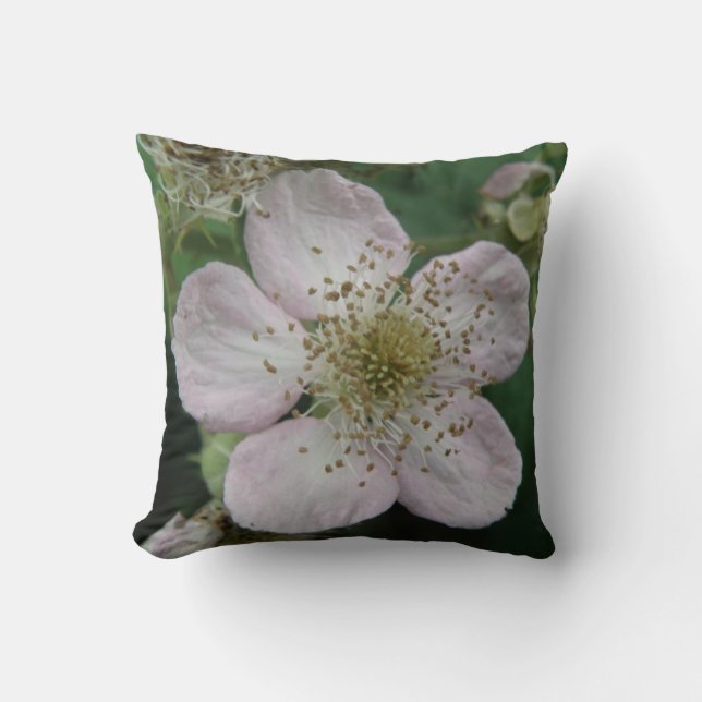 Blackberry Flower Macro Pillow Kussen (Voorkant)