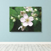 Blackberry Flowers Canvas afdrukken (Insitu (Houten vloer))