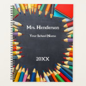 Blackboard gekleurde potloden Leraar Klasse Jaar Planner (Voorkant)