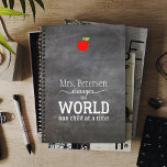 Blackboard leraar naam rode appel citaat planner<br><div class="desc">Witte typografie script citaat "Uw leraar verandert de wereld één kind per keer" op een donkergrijze houtskool krijtbord achtergrond en een kleine rode appel.            Personaliseer deze planner met de naam van je beste leraar en maak er een doordacht aandenken cadeau van om je dankbaarheid uit te drukken!</div>