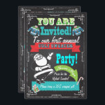 Blackboard Ugly sweater kerstparty nodigt uit Kaart<br><div class="desc">Geweldig lelijke trui-kerstfeest in een krijtbordstijl. Moderne brieven,  banners en een lelijke trui tegen een zwarte achtergrond. De rug is groot zoals de voorzijde met de oude Retro Santa Claus klemkunst en partijinformatie. Met de hand getekende illustratie door McBooboo.</div>