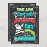 Blackboard Ugly sweater kerstparty nodigt uit Kaart<br><div class="desc">Geweldig lelijke trui-kerstfeest in een krijtbordstijl. Moderne brieven,  banners en een lelijke trui tegen een zwarte achtergrond. De rug is groot zoals de voorzijde met de oude Retro Santa Claus klemkunst en partijinformatie. Met de hand getekende illustratie door McBooboo.</div>