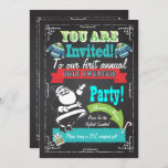 Blackboard Ugly sweater kerstparty nodigt uit Kaart<br><div class="desc">Geweldig lelijke trui-kerstfeest in een krijtbordstijl. Moderne brieven, banners en een lelijke trui tegen een zwarte achtergrond. De rug is groot zoals de voorzijde met de oude Retro Santa Claus klemkunst en partijinformatie. Met de hand getekende illustratie door McBooboo. Neem contact met mij op als je wijzigingen of vragen wilt...</div>