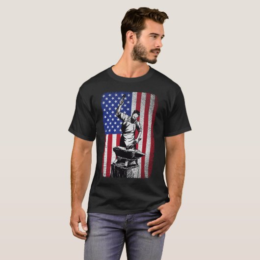 Blacksmith Forging Amerikaanse vlag T-shirt (Voorkant volledig)