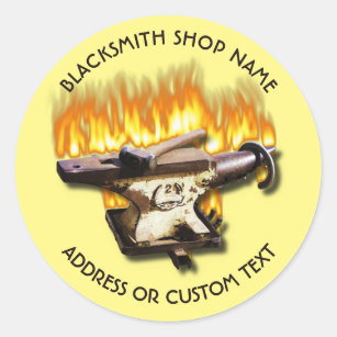 Blacksmith Shop met aambeeld en hamer in brand Ronde Sticker