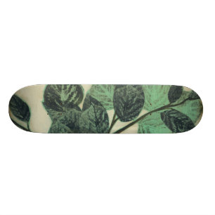 Bladeren en takken op roomwitte achtergrond skateboard