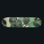 Bladeren en vertakkingen op de achtergrond van Cre Skateboard<br><div class="desc">Levendige groene bladeren en takken rusten op een crèmeachtergrond in deze afdruk van Jennifer Goldberger. Naarmate het seizoen verandert,  blijven de kleuren op deze bladeren hetzelfde,  wat een beetje consistentie in je leven brengt.</div>