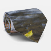 Bladeren En Watervallen Das (Opgerold)