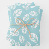 Bladeren met blauw inpakpapier (In situ)