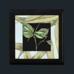 Bladeren met Dragonfly-ingang door Jennifer Goldbe Cadeaudoosje<br><div class="desc">Deze tekening van bladeren door Jennifer Goldberger bevat een inslag van een libellen op een zwarte achtergrond. De nachtelijke gevoelens van de inslag contrasteert goed met het overdag gevoel van de bladeren. Bestel vandaag nog!</div>