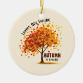 Bladeren vallen, de herfst roept – gezellige Herfs Keramisch Ornament (Voorkant)