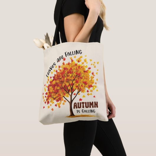 Bladeren vallen, de herfst roept – gezellige Herfs Tote Bag (Dichtbij)
