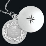 Bladeren van het 25e Jubileum met zilveren bruilof Locket Ketting<br><div class="desc">Mooie sterling silver 25th Wedding Jubileum ketting met sierlijke bladeren van zilveren bloemenrand op witte achtergrond. Zilvergrijs spandoek met tekst zegt 25 jaar. Het onderste tekstgebied is klaar om door u te worden aangepast met namen en jaarinformatie.</div>