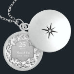 Bladeren van het 25e Jubileum met zilveren bruilof Locket Ketting<br><div class="desc">Mooie sterling silver 25th Wedding Jubileum ketting met sierlijke bladeren van zilveren bloemenrand op witte achtergrond. Zilvergrijs spandoek met tekst zegt 25 jaar. Het onderste tekstgebied is klaar om door u te worden aangepast met namen en jaarinformatie.</div>