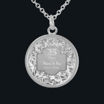 Bladeren van het 25e Jubileum met zilveren bruilof Sterling Zilver Ketting<br><div class="desc">Mooie sterling silver 25th Wedding Jubileum ketting met sierlijke bladeren van zilveren bloemenrand op witte achtergrond. Zilvergrijs spandoek met tekst zegt 25 jaar. Het onderste tekstgebied is klaar om door u te worden aangepast met namen en jaarinformatie.</div>