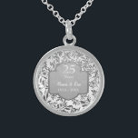 Bladeren van het 25e Jubileum met zilveren bruilof Sterling Zilver Ketting<br><div class="desc">Mooie sterling silver 25th Wedding Jubileum ketting met sierlijke bladeren van zilveren bloemenrand op witte achtergrond. Zilvergrijs spandoek met tekst zegt 25 jaar. Het onderste tekstgebied is klaar om door u te worden aangepast met namen en jaarinformatie.</div>