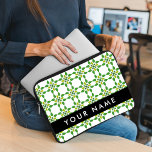 Bladpatroon, Groene bladeren, Jouw naam Laptop Sleeve<br><div class="desc">Elegant,  stijlvol en verfijnd patroon met groene bladeren. Modern en trendy cadeau,  ideaal voor de natuur liefhebber in je leven. Personaliseer door jouw naam,  bijnaam,  monogram of initialen toe te voegen.</div>