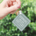 Bladwijzer zijn voor kandidaten met een speciale b sleutelhanger<br><div class="desc">Dit schattige nerdy-ontwerp voor boekliefhebbers, boekwormen, auteurs, schrijvers, vrienden van boekenclubs of vurige lezers kenmerkt het grappige citaat "Bladwijzer are For Quitters" met twee kleine boekenillustraties op een stoffige groene achtergrond. Personaliseer met een lijn van douanetekst hieronder; perfect voor uw naam van de boekclub, boekwinkel of gebeurtenisnaam. Geef een vriend...</div>