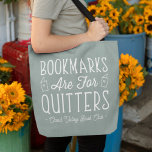 Bladwijzer zijn voor kandidaten met een speciale b tote bag<br><div class="desc">Dit schattige nerdy-ontwerp voor boekliefhebbers, boekwormen, auteurs, schrijvers, vrienden van boekenclubs of vurige lezers kenmerkt het grappige citaat "Bladwijzer are for Quitters" met twee kleine boektekeningen op een sage groene achtergrond. Personaliseer met een lijn van douanetekst hieronder; perfect voor uw naam van de boekclub, boekwinkel of gebeurtenisnaam. Geef een vriend...</div>