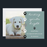 Blaffende geesten Bright Puppy Dog Foto Feestdagenkaart<br><div class="desc">Blaffende geesten helder: Uw huisdier foto met zwarte en witte pootafdrukken en grijze sneeuwvlokken tegen een blauw grijze achtergrond. Fotosjabloon via Pixabay gelicentieerd onder CC0 en moet worden vervangen door uw eigen foto</div>