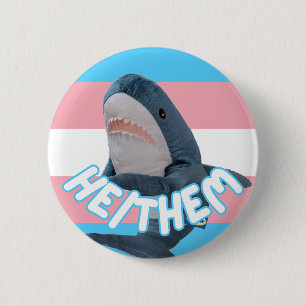 Blahaj Trans He/Him voornaamwoord pin Ronde Button 5,7 Cm