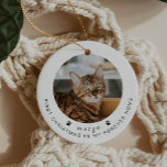 BLAIR Moderne 1e kerstkat of foto's met foto's Keramisch Ornament<br><div class="desc">Deze kerstversiering is voorzien van schattige poetafdrukken, een ronde fotosleuf op de voor- en achterkant met het gezegde, "Eerste Kerstmis in mijn voorgoed thuis". Verander eenvoudig de naam en voeg een foto van uw vriendelijke vriend toe voor een persoonlijke aanraking. Deze sieraad is het perfecte cadeau voor elke huisminnaar daar,...</div>