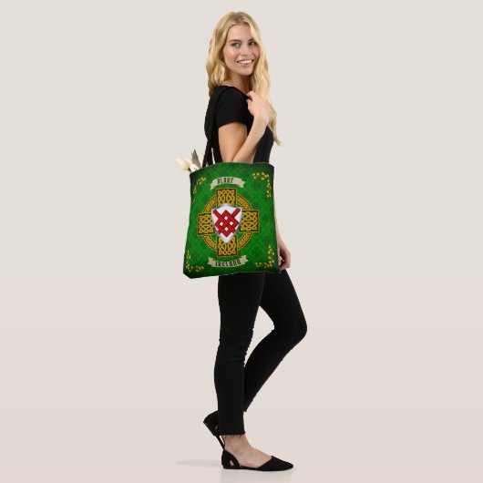 Blake Irish Shield & Celtic Cross op maat Tote Bag (Op model)