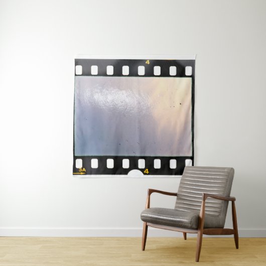 Blanco 35 mm lijst of strip op witte achtergrond wandkleed (In situ)