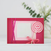 Blanco kaart met lolly op roze achtergrond (Staand voorkant)