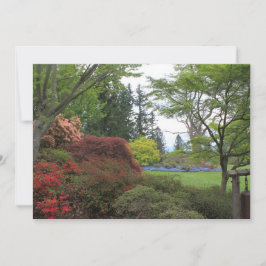 Blanco uitnodiging met prachtige tuinfoto