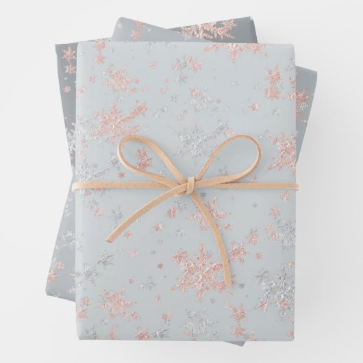 Blanzend roze goud en zilversneeuwvlokken van grij inpakpapier vel (In situ)