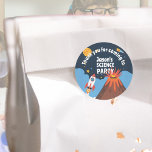 Blast off Rocket Science party kinder Ronde Sticker<br><div class="desc">Een geweldig thema voor een feest is een wetenschapsfeest - er is zoveel ruimte voor plezier - je zou wat leuke wetenschappelijke experimenten kunnen opzetten,  wat raketten kunnen vliegen,  een vulkaan kunnen eten. Dit is geweldig om je eigen gunsten te creëren.</div>