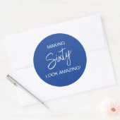 Blauw '60 Leuke Verjaardagsverrassing' Ronde Sticker (Envelop)
