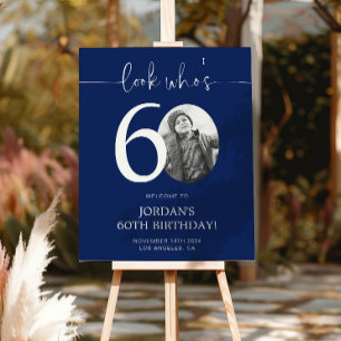 Blauw 60ste verjaardag welkomstbord Kijk wie 60 Perfect Poster