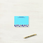 Blauw aangepast bloemblaadjespatroon post-it® notes (Op bureau)